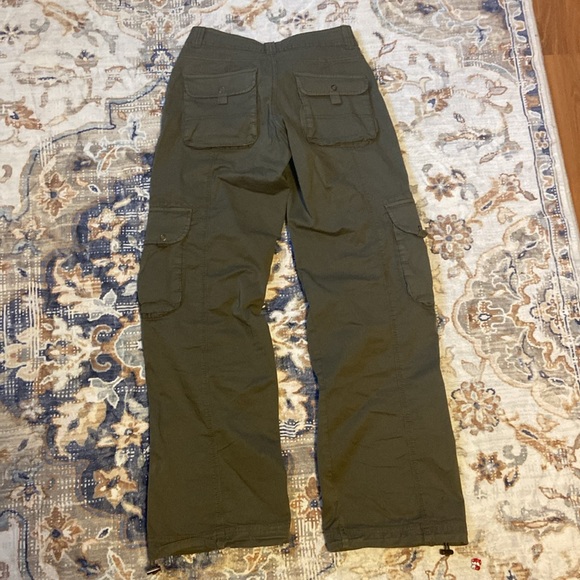 Basically new ( only worn 2-3 times) garage cargo pants, green, size 0 - Picture 3 of 3